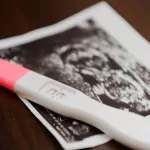 El embarazo que sorprendió al espectáculo: pareja con 21 años de diferencia anunció la llegada de su hijo