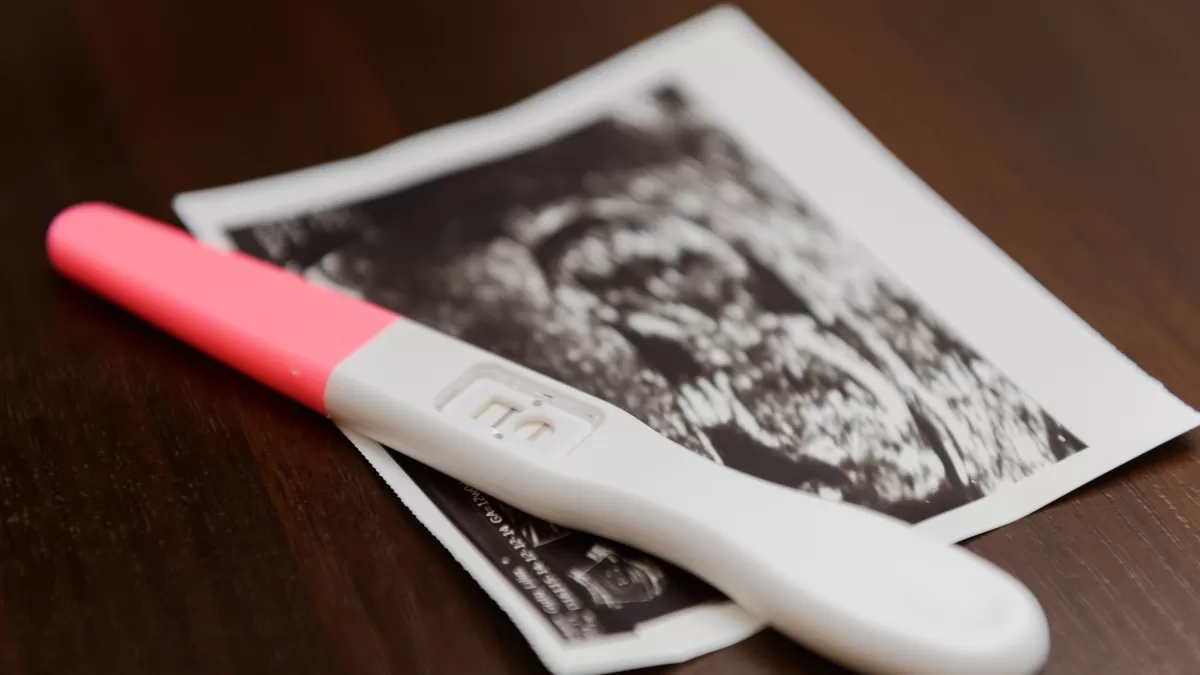 El embarazo que sorprendió al espectáculo: pareja con 21 años de diferencia anunció la llegada de su hijo