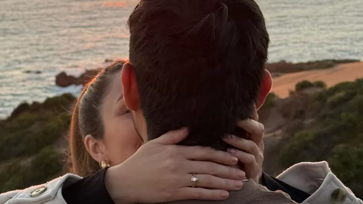 "Todo Chile feliz por ti, reina": Querida pareja anuncia su compromiso con emotiva fotografía