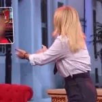 Animadora de TV se desnuda en vivo en pleno programa: "Para que nadie se fije en mi ropa, pero sí en lo que digo"