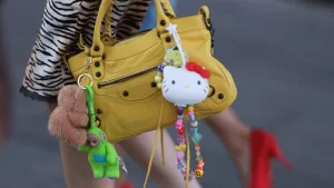 Cuando los dibujos animados se toman los accesorios: la tendencia que mezcla nostalgia y estilo
