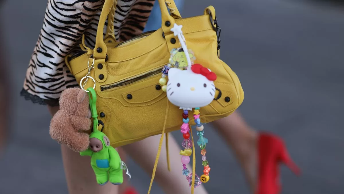 Cuando los dibujos animados se toman los accesorios: la tendencia que mezcla nostalgia y estilo