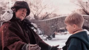 Muere Brenda Fricker, actriz reconocida en Chile por ser la "Mujer de las Palomas" en "Mi Pobre Angelito 2"