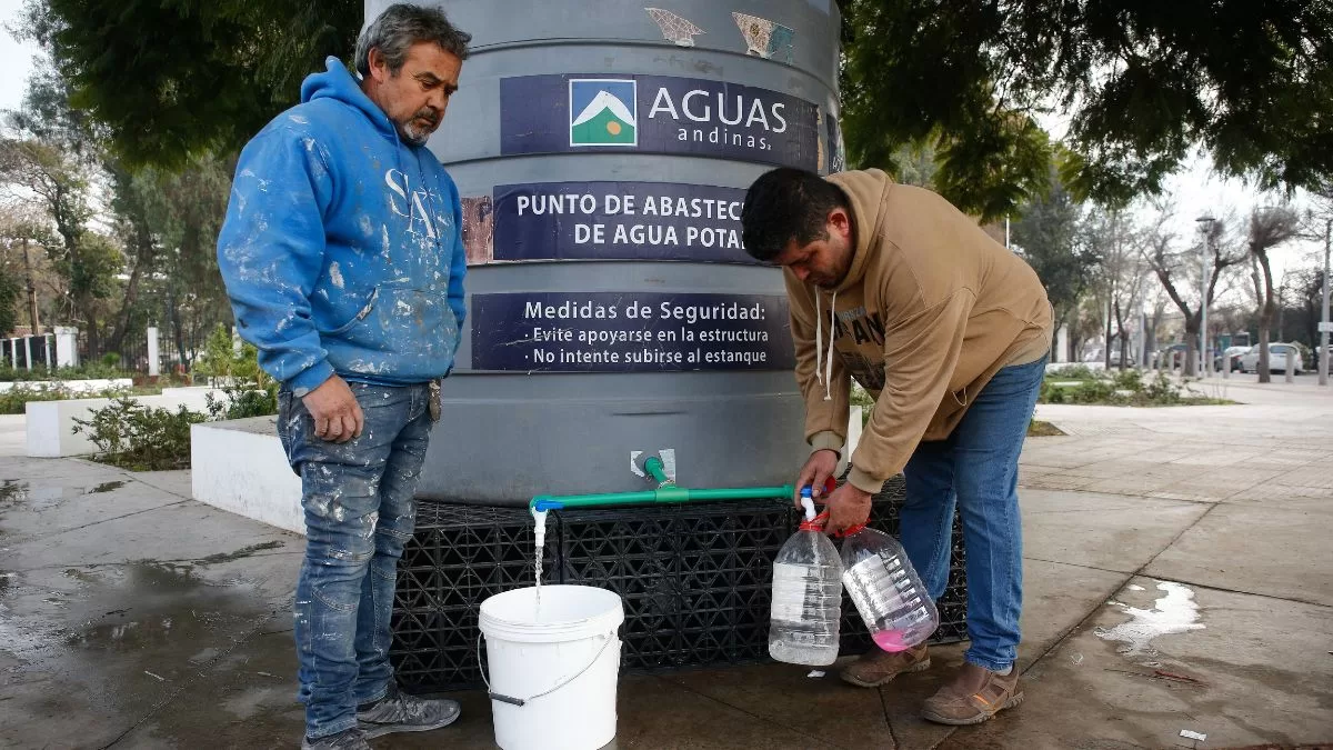 Por hasta 8 horas sin servicio: corte de agua afectará a dos comunas de la Región Metropolitana