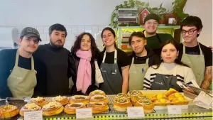 Rosalía sorprendió en una cafetería de Providencia: esto fue lo que pidió para desayunar