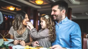 Vacaciones de invierno 2026: buffet con descuentos, shows y hotel a minutos de Santiago