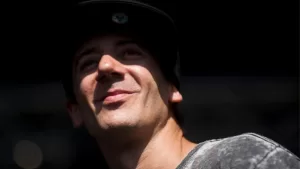 Recordado cantante chileno impactó tras ser detenido en Providencia: portaba drogas y armas