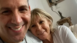 "Este es un lugar muy familiar": Pato Sotomayor muestra el emotivo altar que mantiene en memoria de su madre fallecida