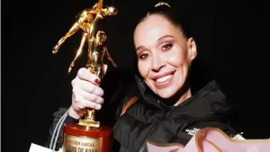 El divertido momento que vivió Vale Roth con su trofeo en Fiebre de Baile