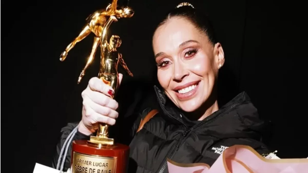 El divertido momento que vivió Vale Roth con su trofeo en Fiebre de Baile