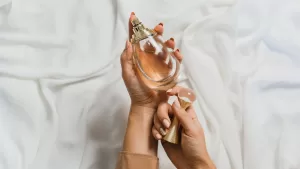 ¿Por qué tu perfume deja de oler tan rápido? La razón está en tu cerebro