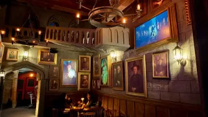 Varitas mágicas, una escalera flotante y un dragón: el panorama en Santiago que te hará sentir como Harry Potter en Hogwarts