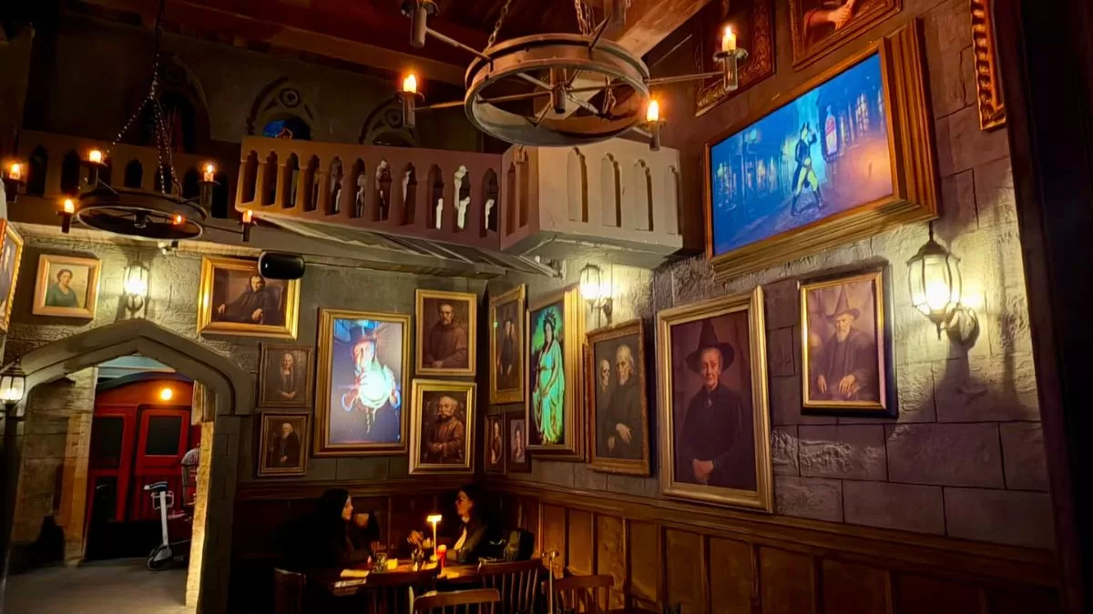 Varitas mágicas, una escalera flotante y un dragón: el panorama en Santiago que te hará sentir como Harry Potter en Hogwarts