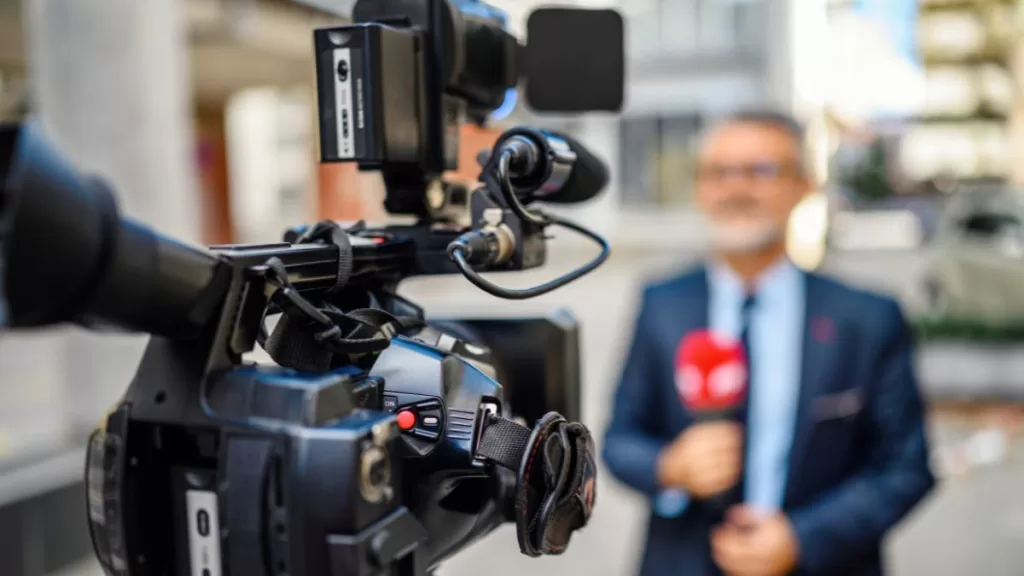 Periodista critica sin piedad a camarógrafo en vivo: "Esa persona no debe ser parte del canal"