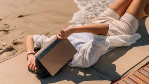¿Te escapas a la playa este 18? Cómo adaptar tu rutina de belleza para cuidar tu pelo y piel del sol