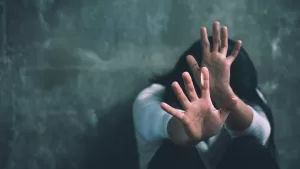 "A las mujeres no se les pega": Famoso cantante chileno fue expuesto tras grave denuncia por violencia a su expareja