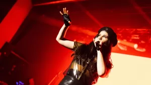 Javiera Mena sorprende en Argentina con un show lleno de invitados: así comenzó la gira de “Esquemas Juveniles”