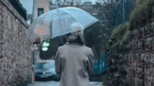 ¿Puedo irme del trabajo si hay riesgo por las lluvias? Abogada explica qué dice la ley en Chile