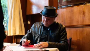 El Rumpy celebra los 30 años de El Chacotero Sentimental con un libro que revive su historia